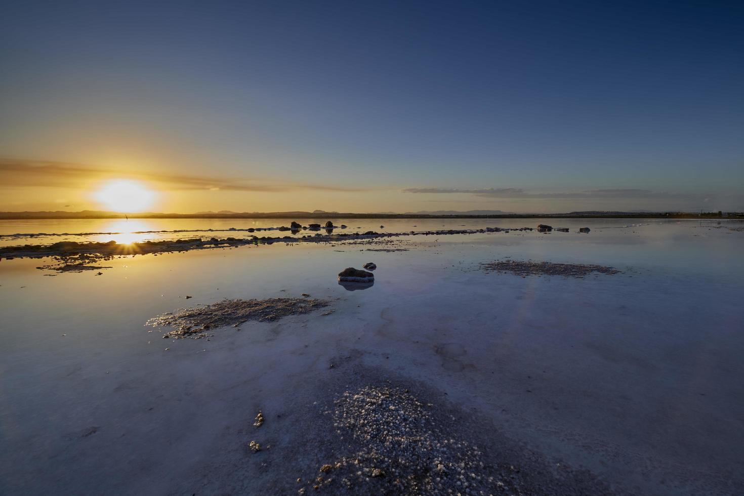 Atardecer en la laguna rosa de las salinas de Torrevieja, España foto