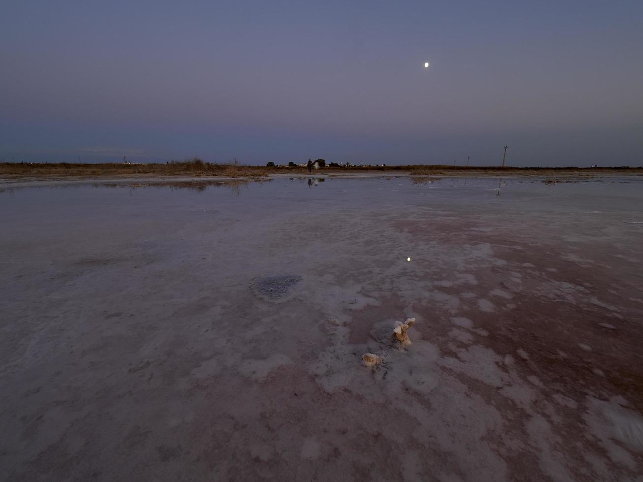 Atardecer en la laguna rosa de las salinas de Torrevieja, España foto