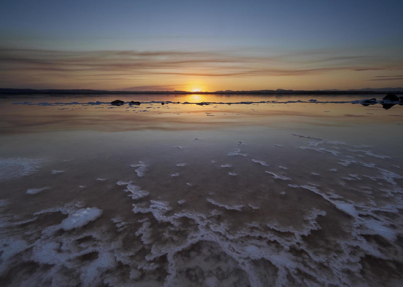 Atardecer en la laguna rosa de las salinas de Torrevieja, España foto