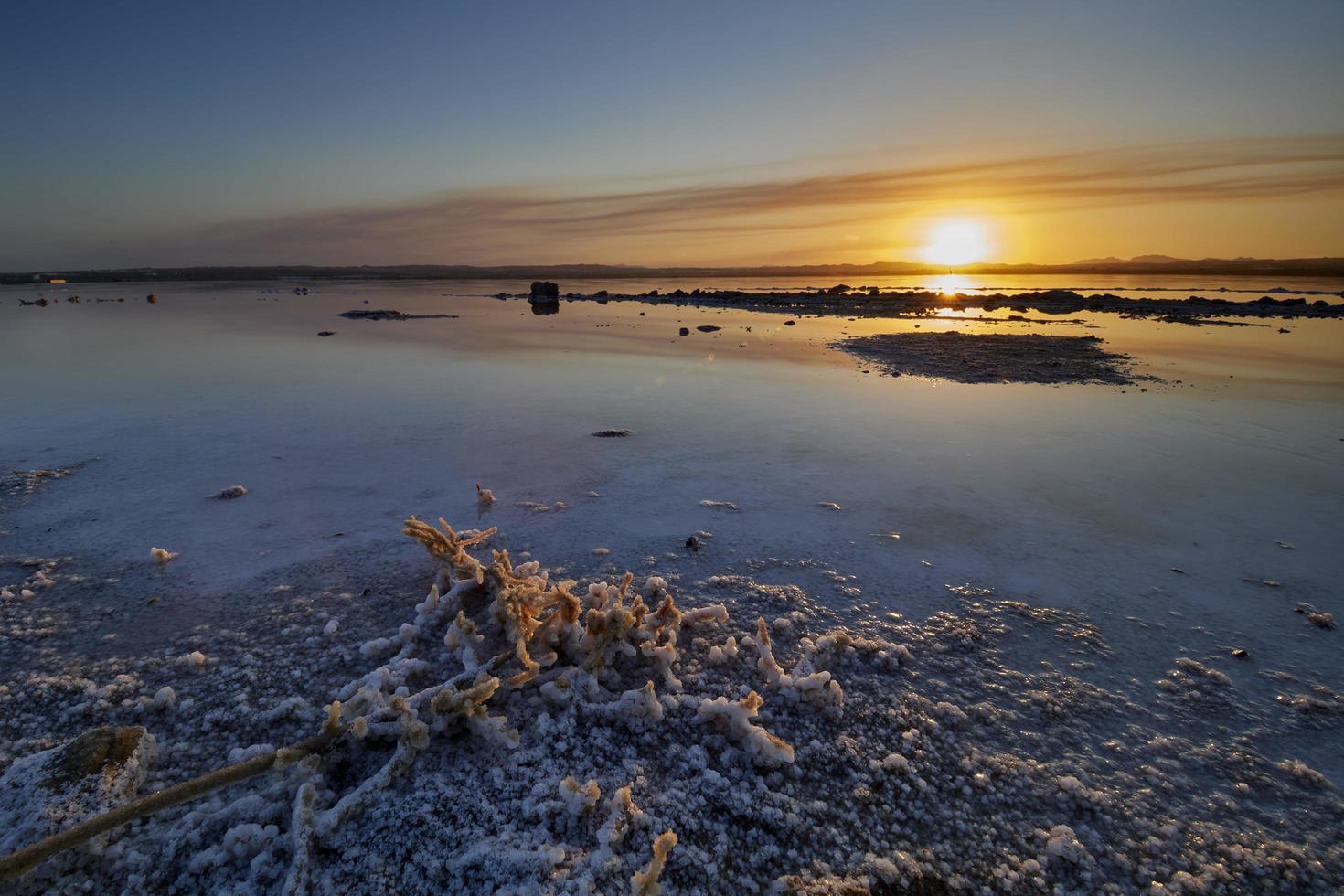 Atardecer en la laguna rosa de las salinas de Torrevieja, España foto