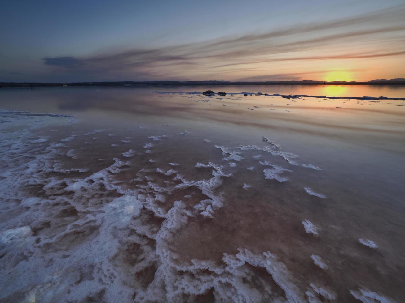 Atardecer en la laguna rosa de las salinas de Torrevieja, España foto