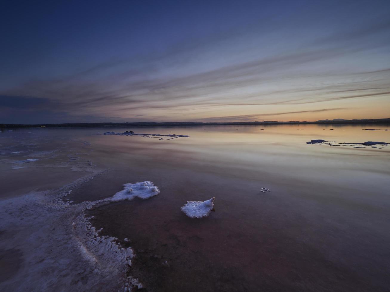 Atardecer en la laguna rosa de las salinas de Torrevieja, España foto