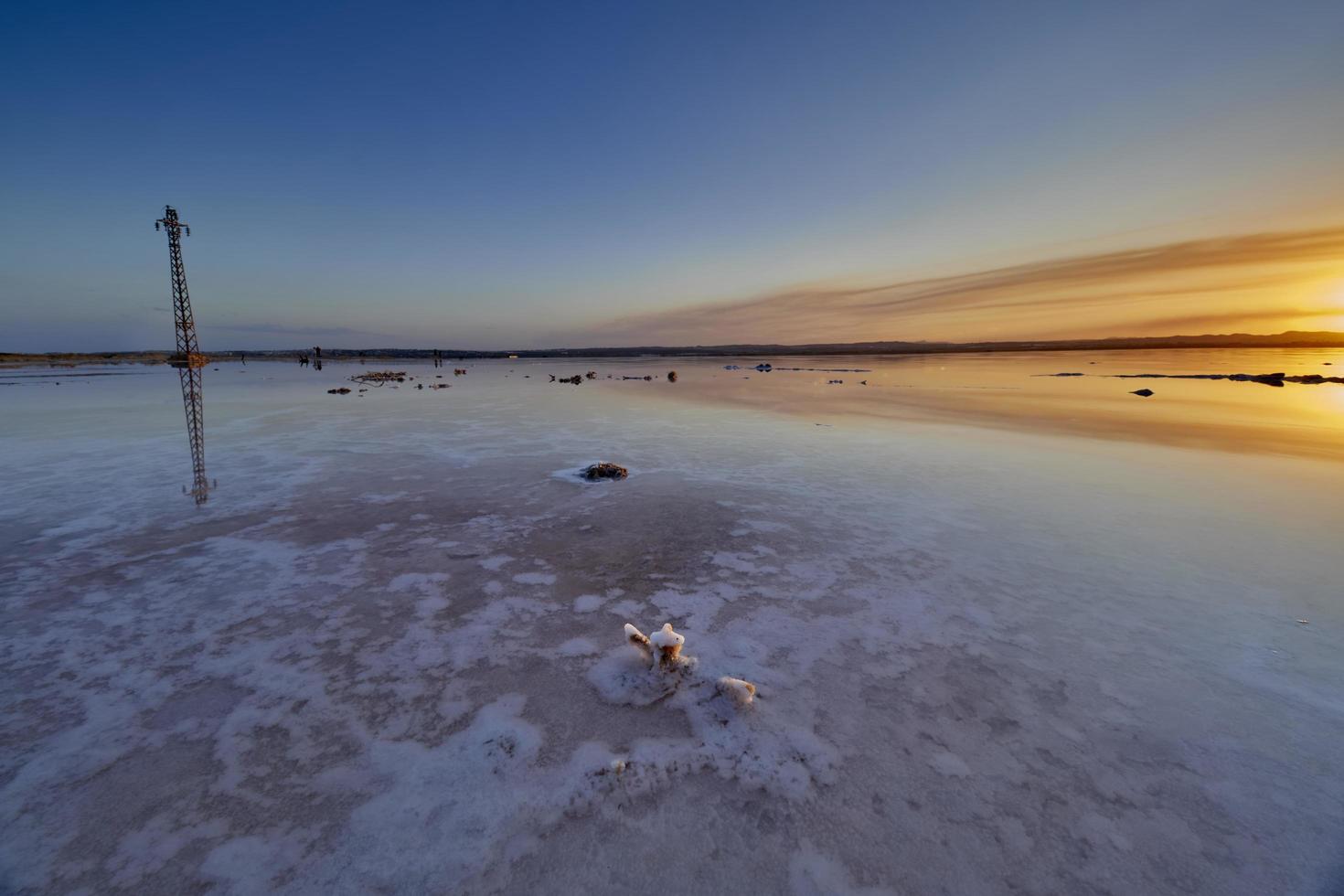 Atardecer en la laguna rosa de las salinas de Torrevieja, España foto