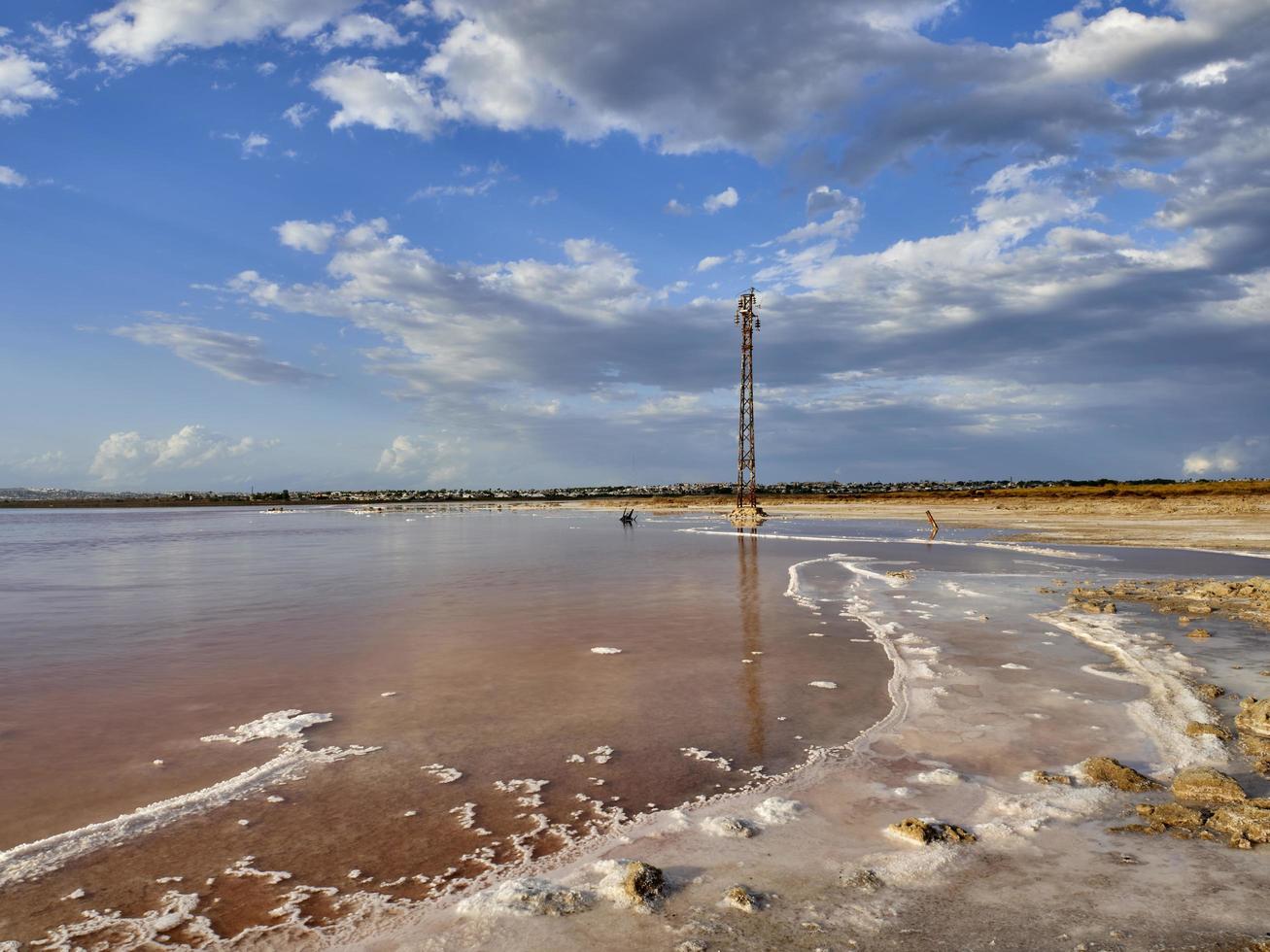 Atardecer en la laguna rosa de las salinas de Torrevieja, España foto