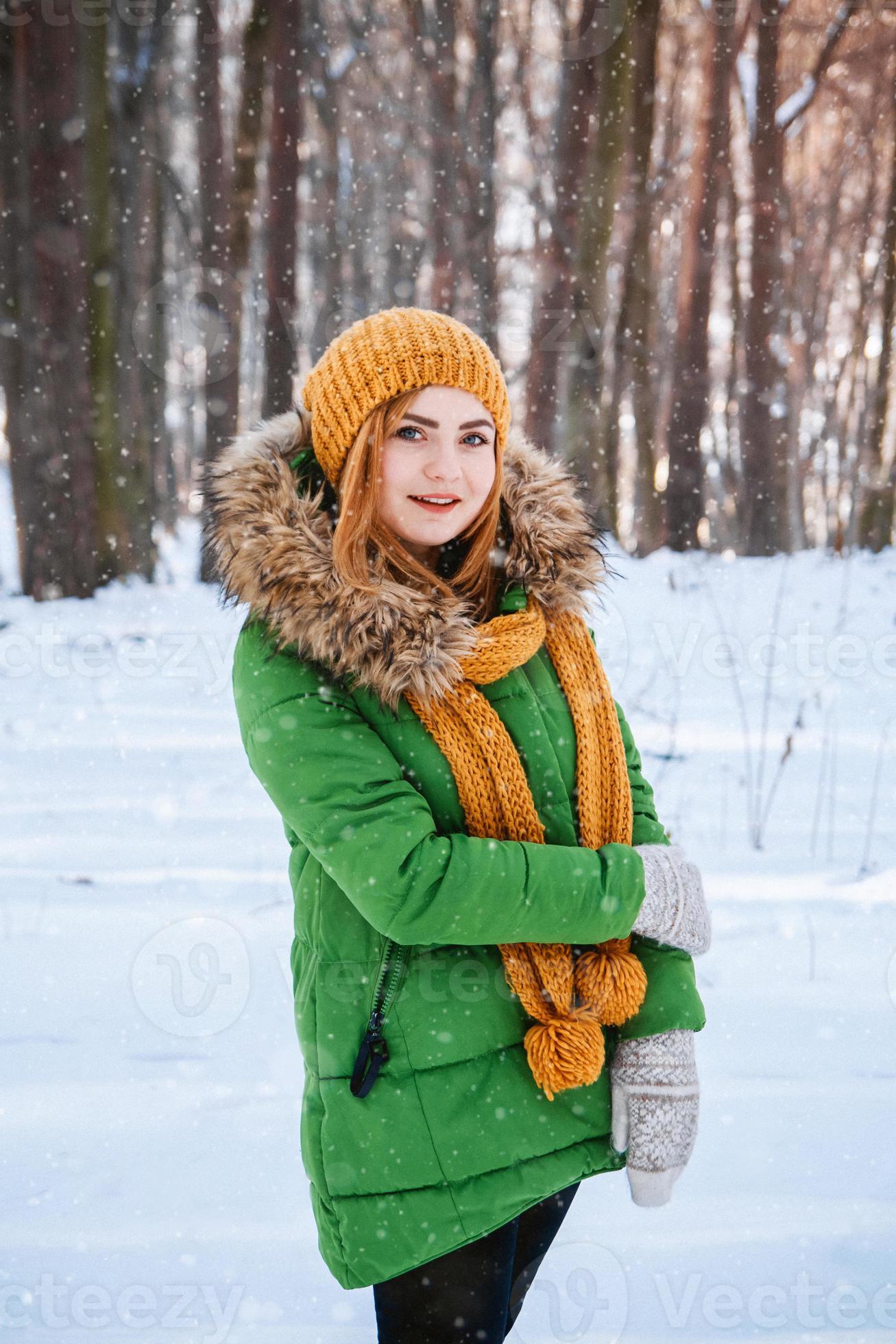 Mujer De Closet Sujetando a Una Niña Con Ropa De Abrigo Rosa Muestra Copos  De Nieve Sobre Guantes De Niños En El Bosque Invernal. Foto de archivo -  Imagen de cielo, colina