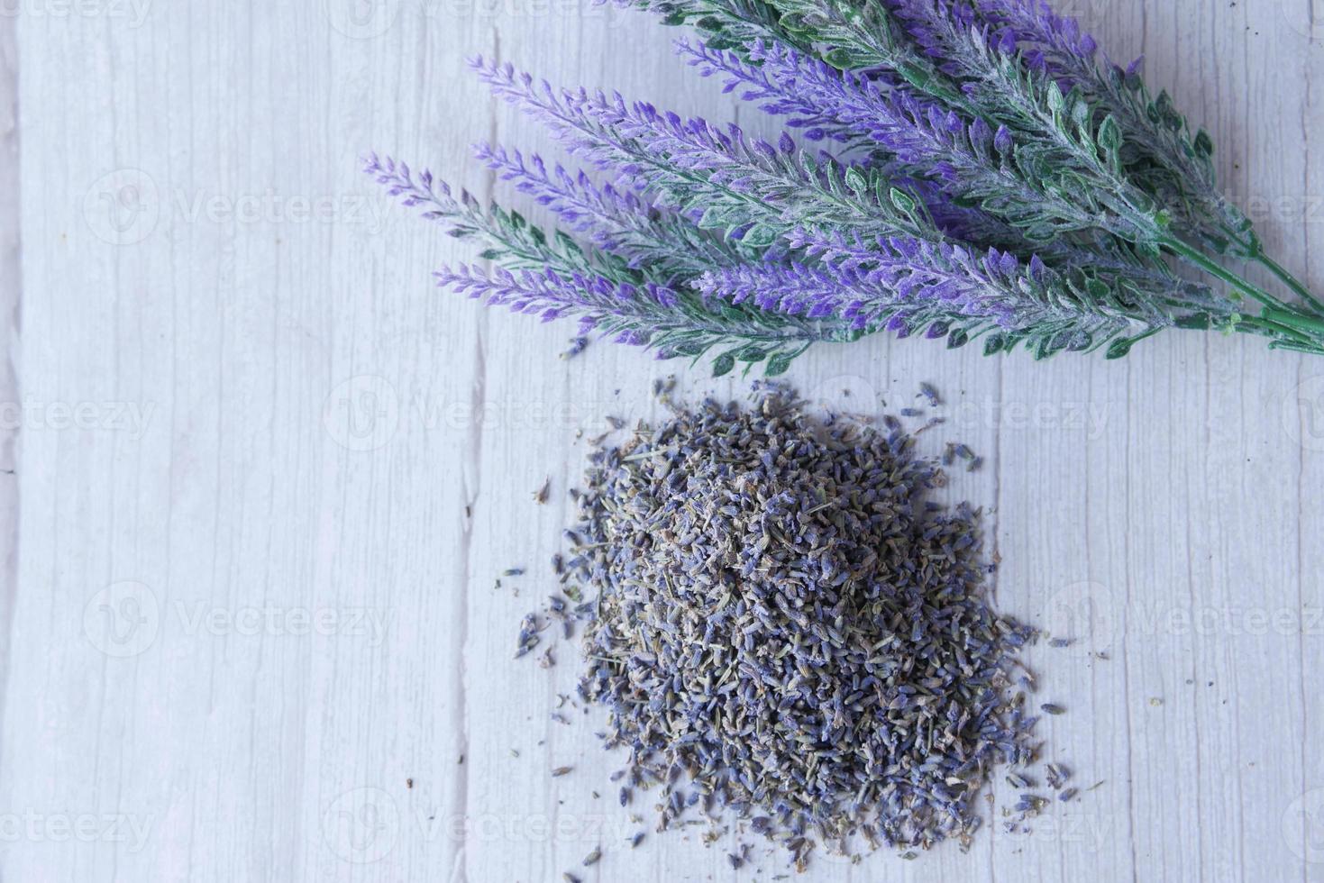 Hoja seca de lavanda sobre fondo blanco con espacio de copia foto