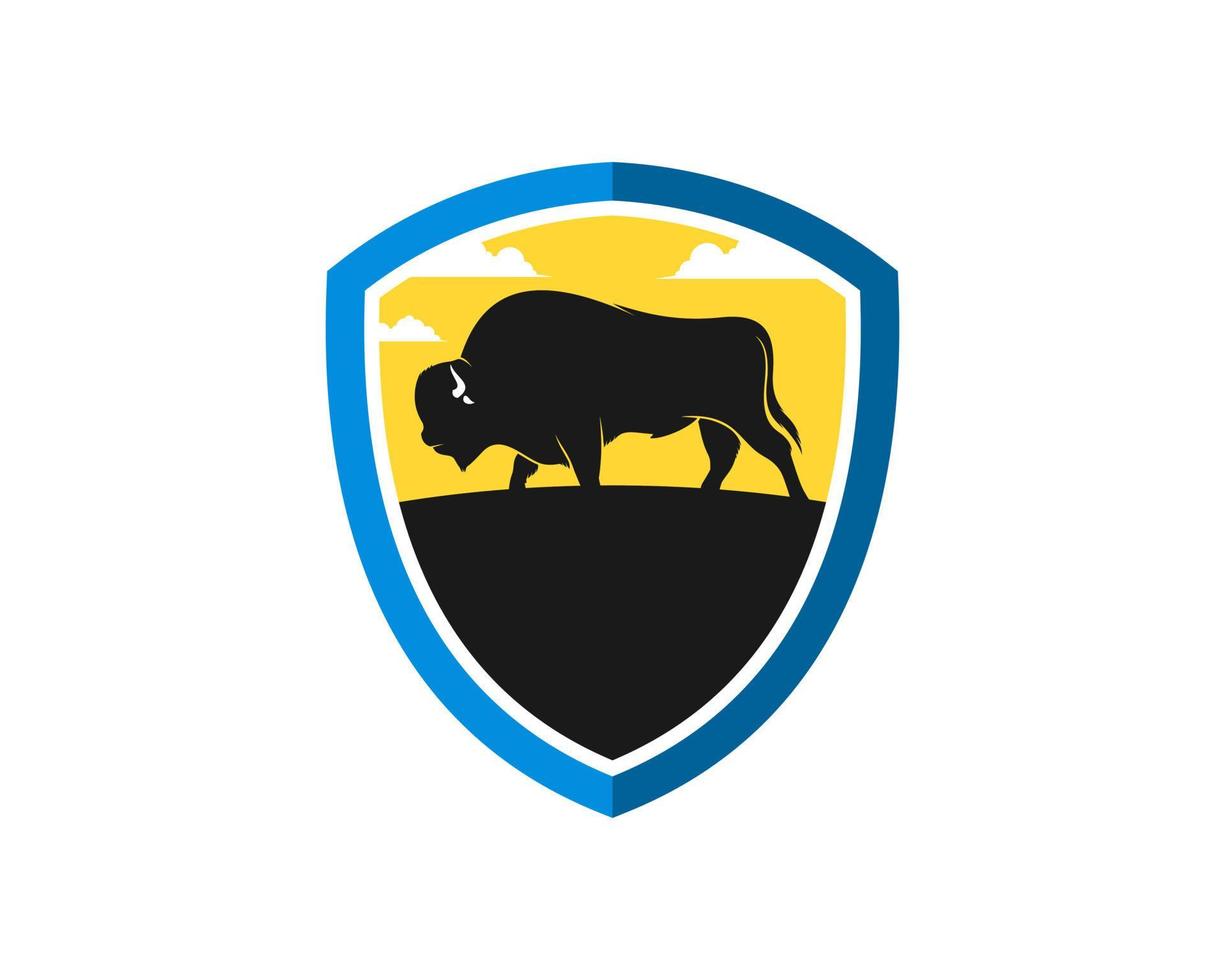 Escudo de protección con bisontes y puesta de sol detrás. vector