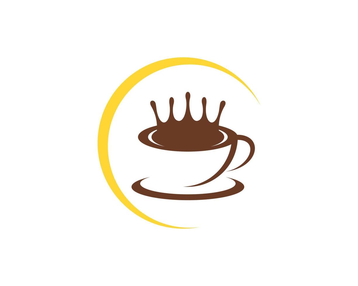 taza de café con corona y swoosh amarillo vector
