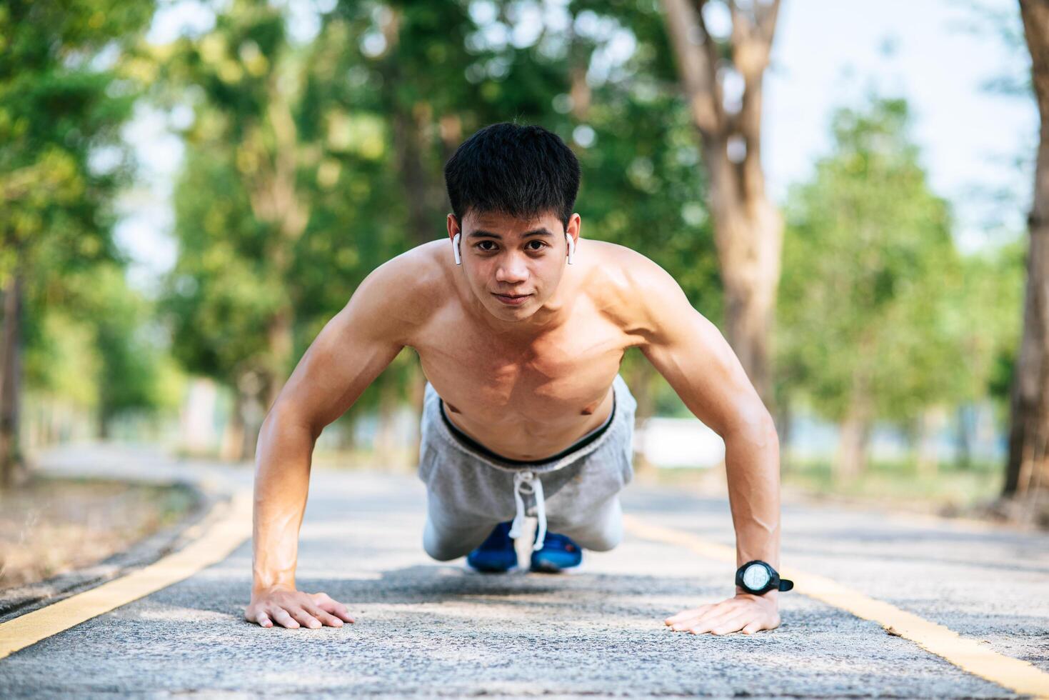 The men who removed the shirts had muscles push up the streets. photo