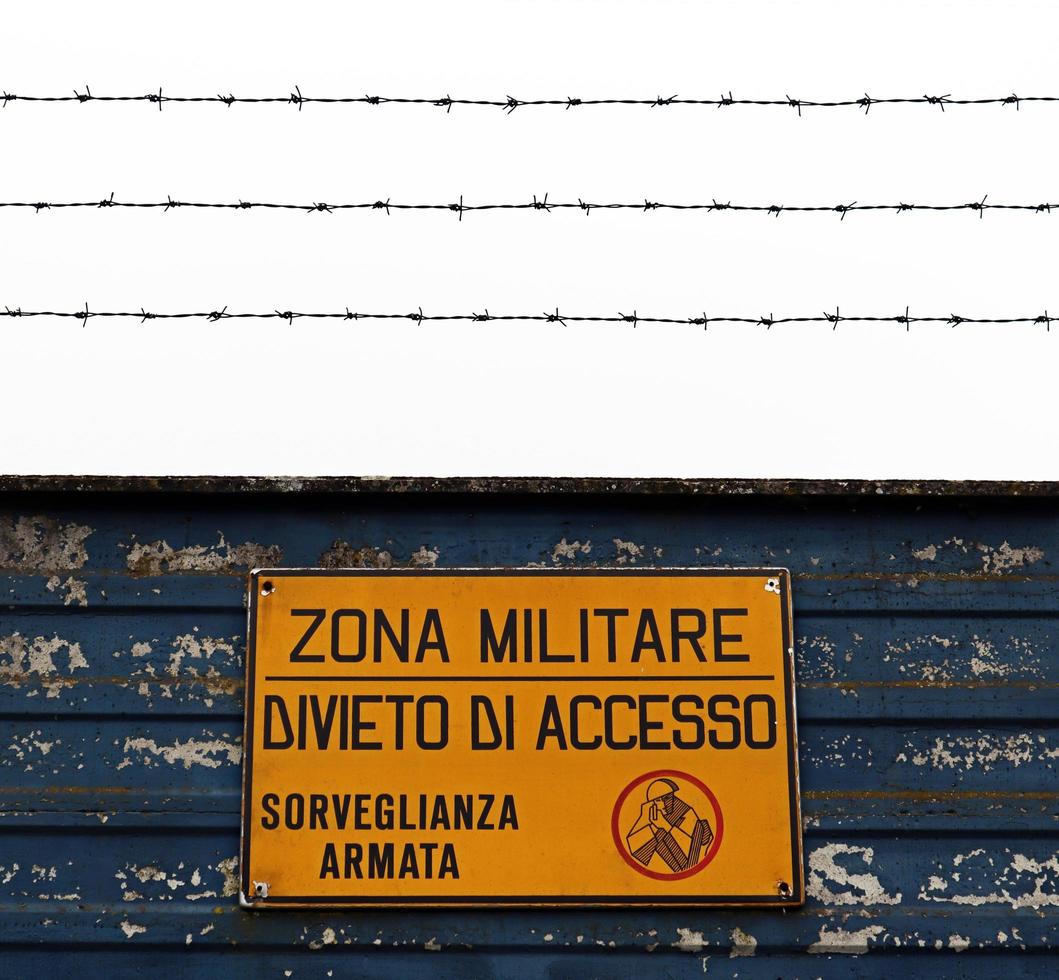 Bolonia, Italia, 2020 - Área militar italiana con letrero amarillo Zona militar, sin entrada, vigilancia armada. Bolonia, Italia foto