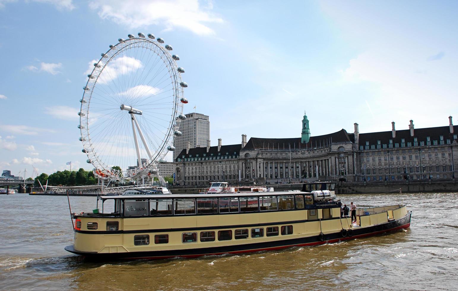 Londres, Reino Unido, 2014 - Movimiento de barcos en el Támesis. el ojo de londres en el fondo. Londres foto