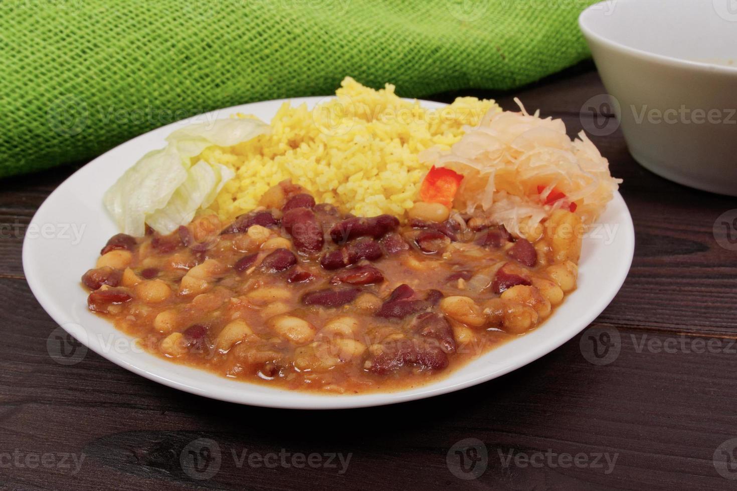 Frijoles rojos con arroz al curry en una mesa foto