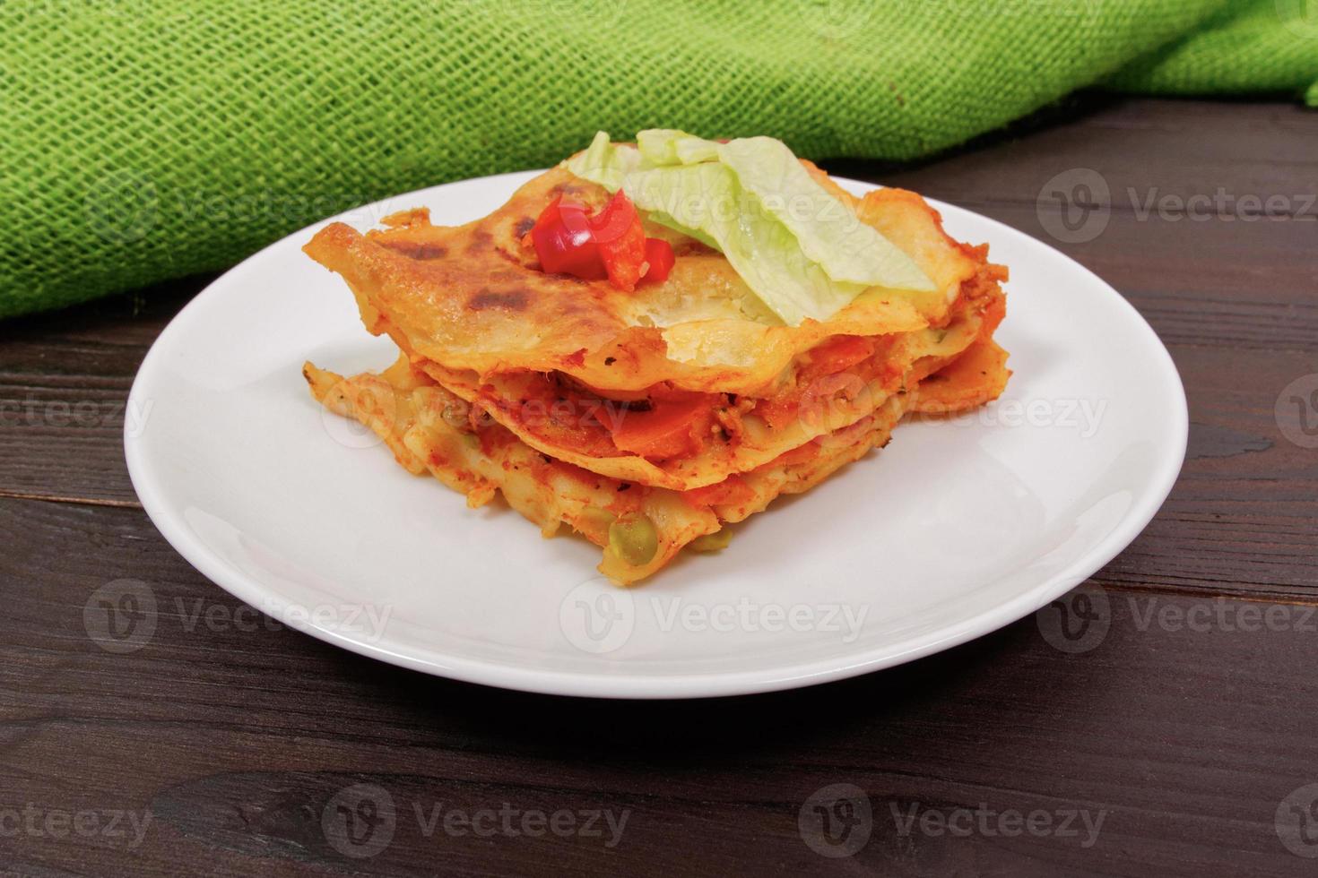 lasaña con verduras en una mesa foto