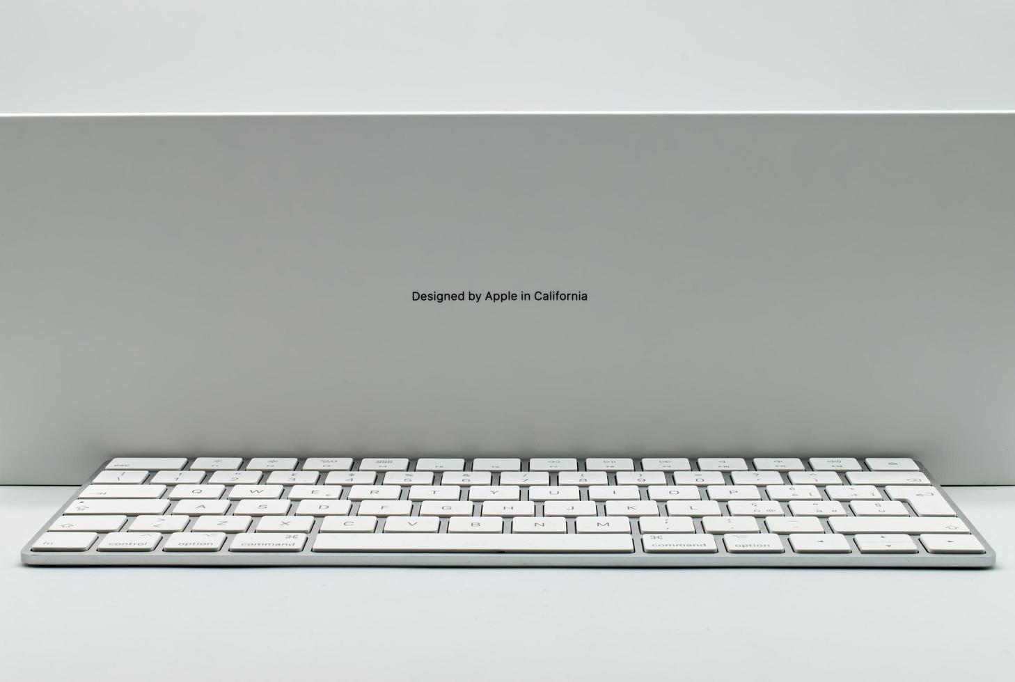 Bolonia, Italia, 2021 - Nueva computadora personal con teclado imac de 21,5 pulgadas fabricada por computadoras Apple, aislada sobre fondo blanco. vista lateral foto