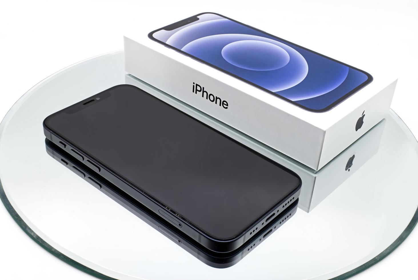 bolonia, italia, 2021 - teléfono inteligente iphone 12 con caja desarrollado por apple inc. aislado sobre fondo blanco. foto