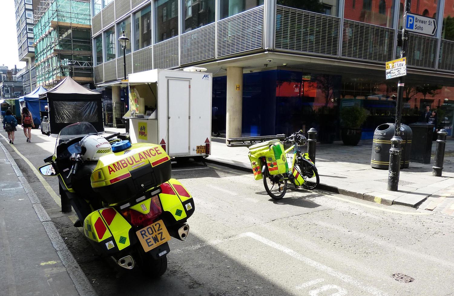 Londres, Reino Unido, 2016 - Motocicleta paramédico ambulancia está estacionado en el área de Soho de Londres foto