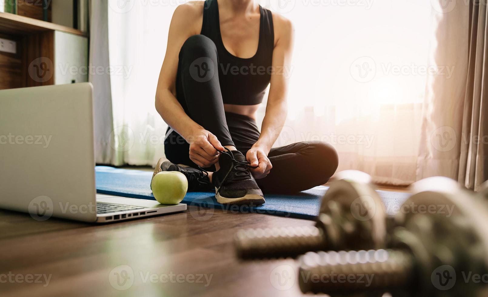 mujer, atar, shoes., un, persona que corre, en, chándal, atar, ella, cordones de los zapatos foto