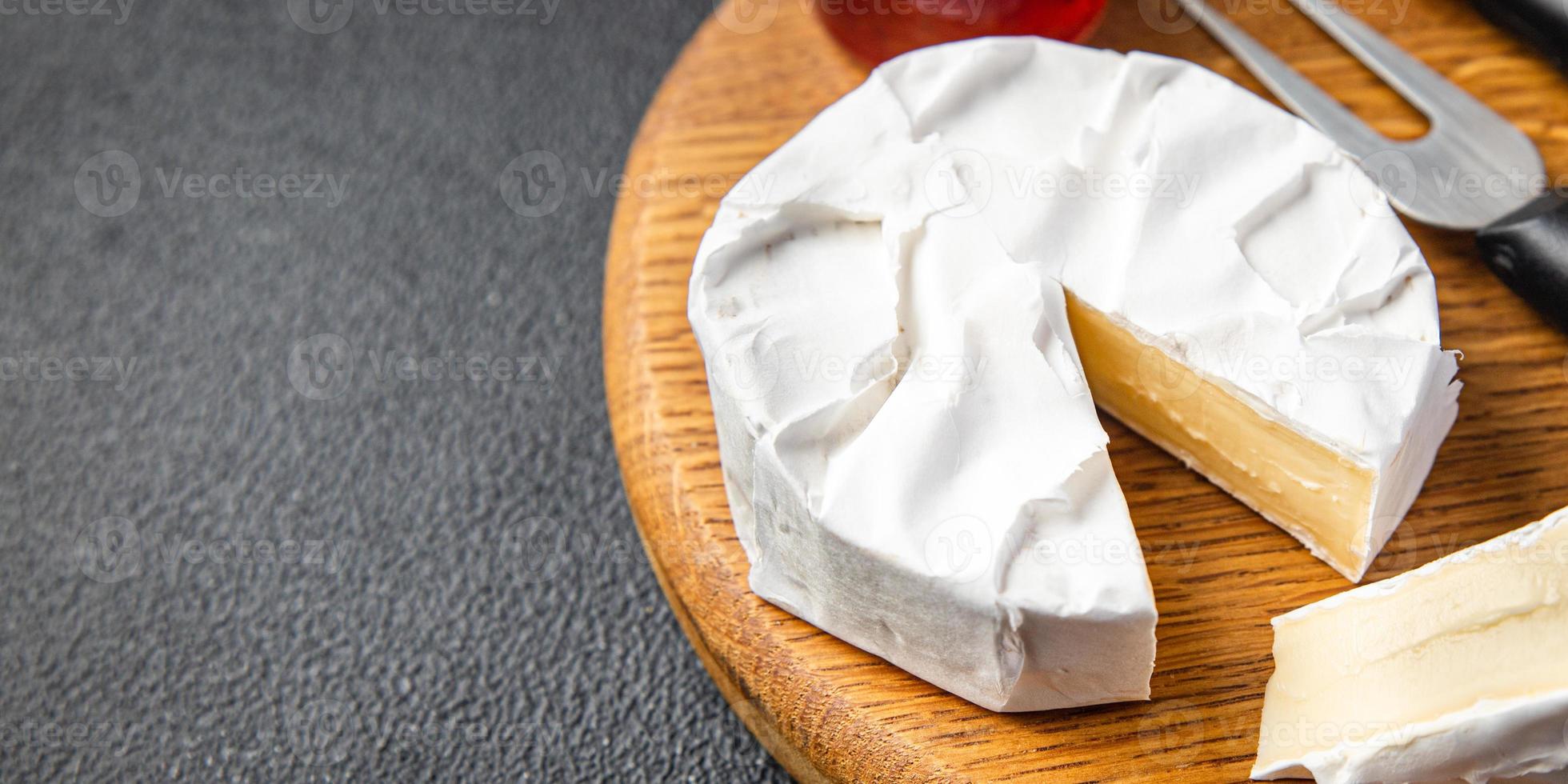 Camembert o queso brie bocadillo de comida en la mesa foto