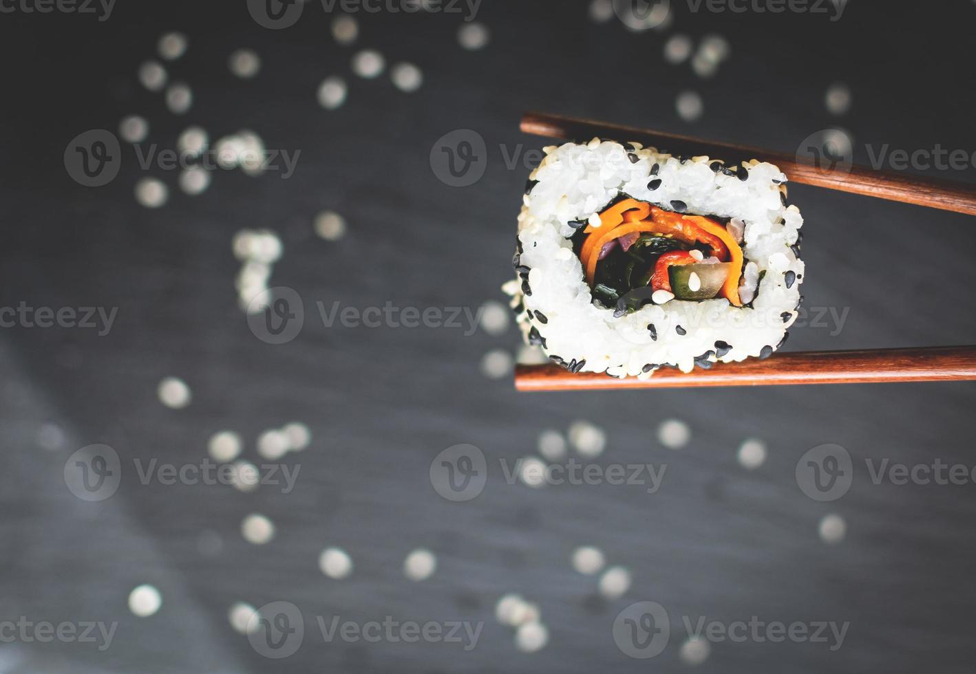 sushi servido con palillos foto