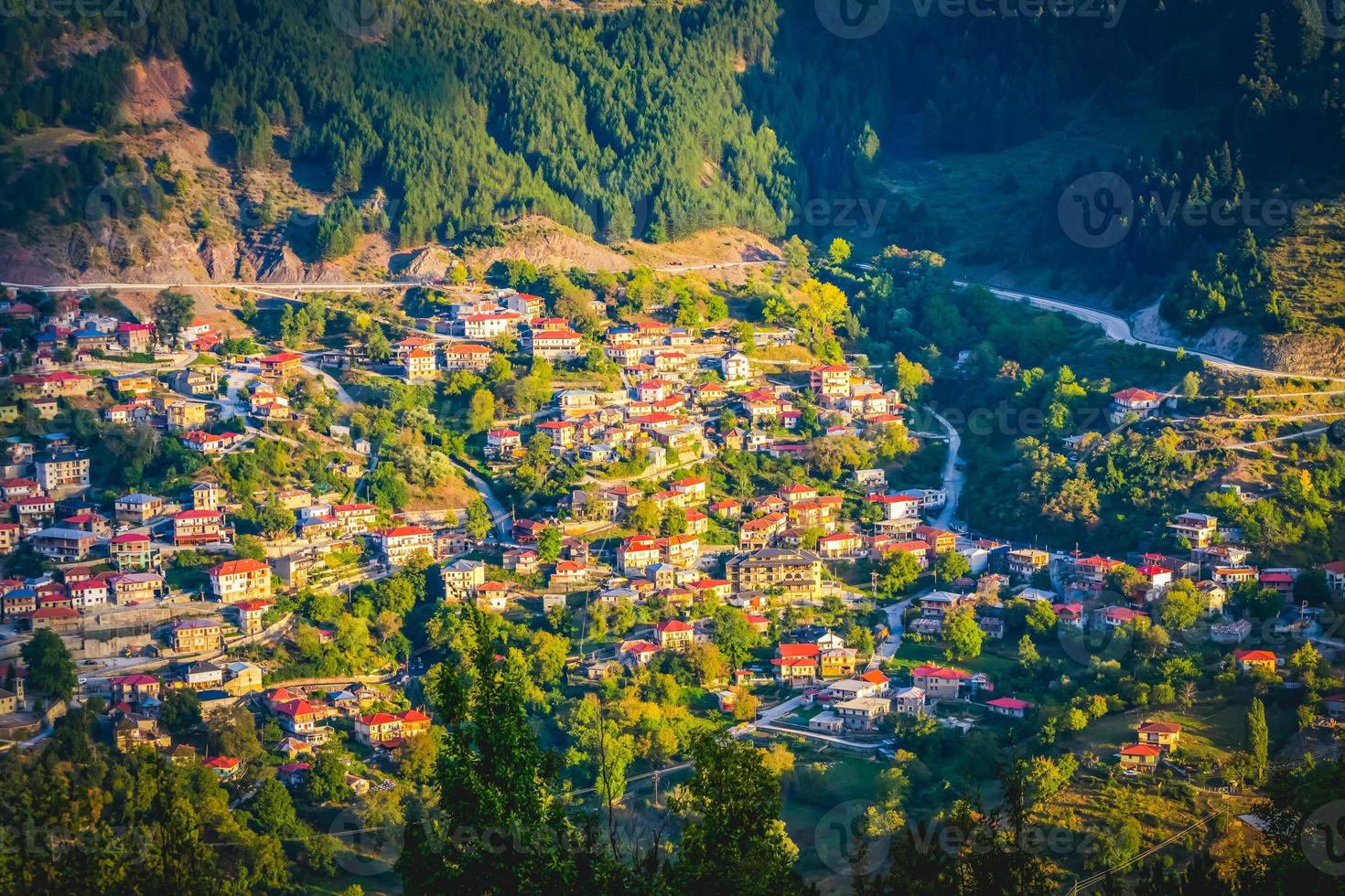Destino: ciudad de anilio en el norte de las montañas de Grecia durante la puesta de sol foto