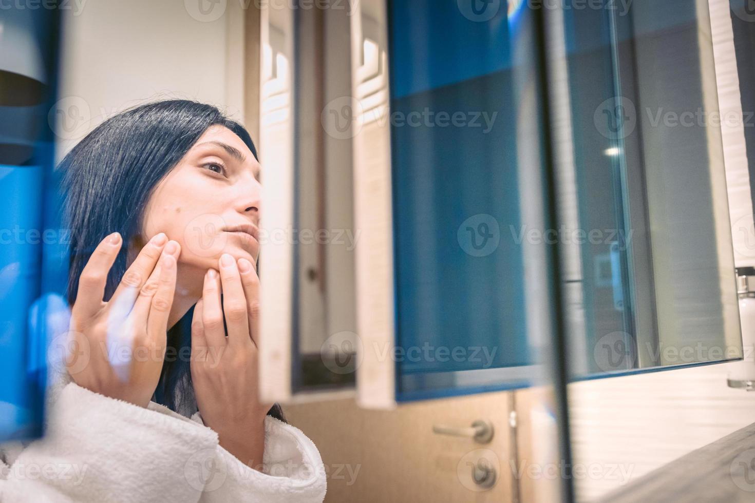 mujer revisa su piel foto