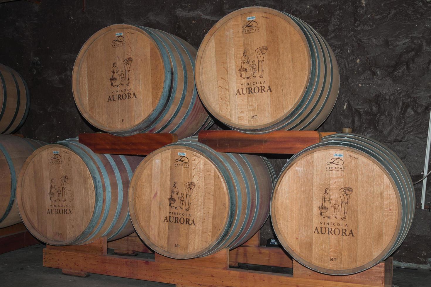 bento goncalves, brasil - 11 de julio de 2019. pila de barriles de madera para almacenamiento y envejecimiento del vino en una bodega de la bodega aurora en bento goncalves. una ciudad amigable en el campo famosa por su producción de vino foto