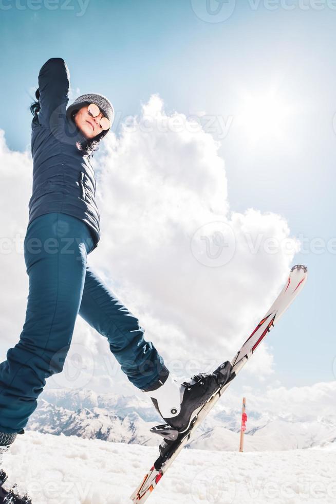 Feliz emocionada joven caucásica extendió las manos hacia arriba posar para la foto de las redes sociales. vacaciones de esquí captura de medios sociales promoción vertical fondo vertical