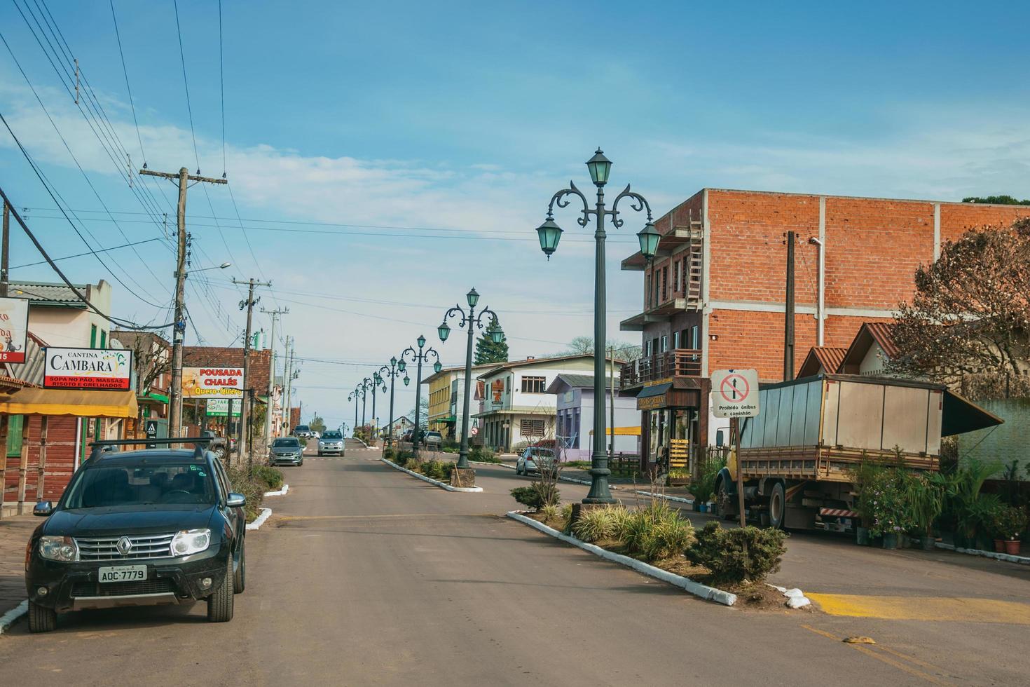 cambara do sul, brasil - 19 de julio de 2019. postes de luz extravagantes y casas con tienda en la avenida getulio vargas en cambara do sul. un pequeño pueblo rural con increíbles atractivos turísticos naturales. foto