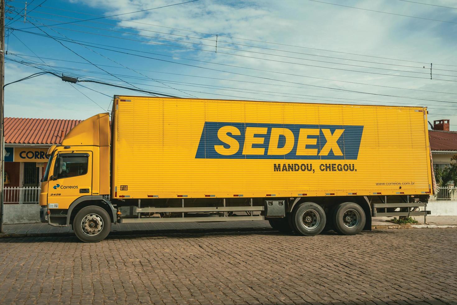 cambara do sul, brasil, 19 de julio de 2019. sedex truck, un servicio de entrega urgente del servicio postal brasileño, cerca de una oficina de correos en cambara do sul. una ciudad con increíbles atractivos turísticos naturales foto