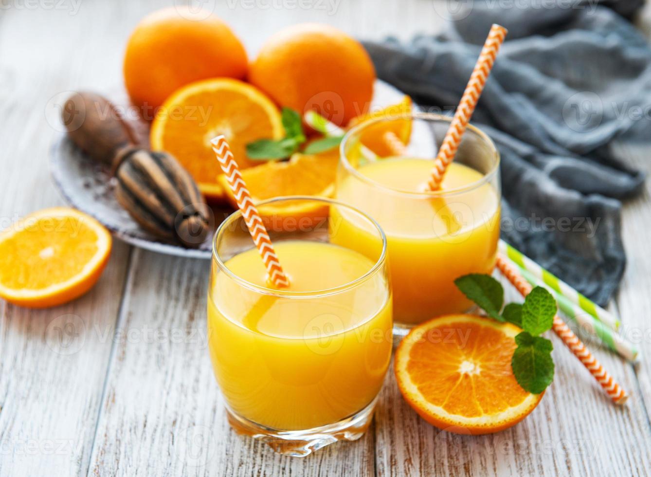 vasos de jugo y frutas de naranja foto