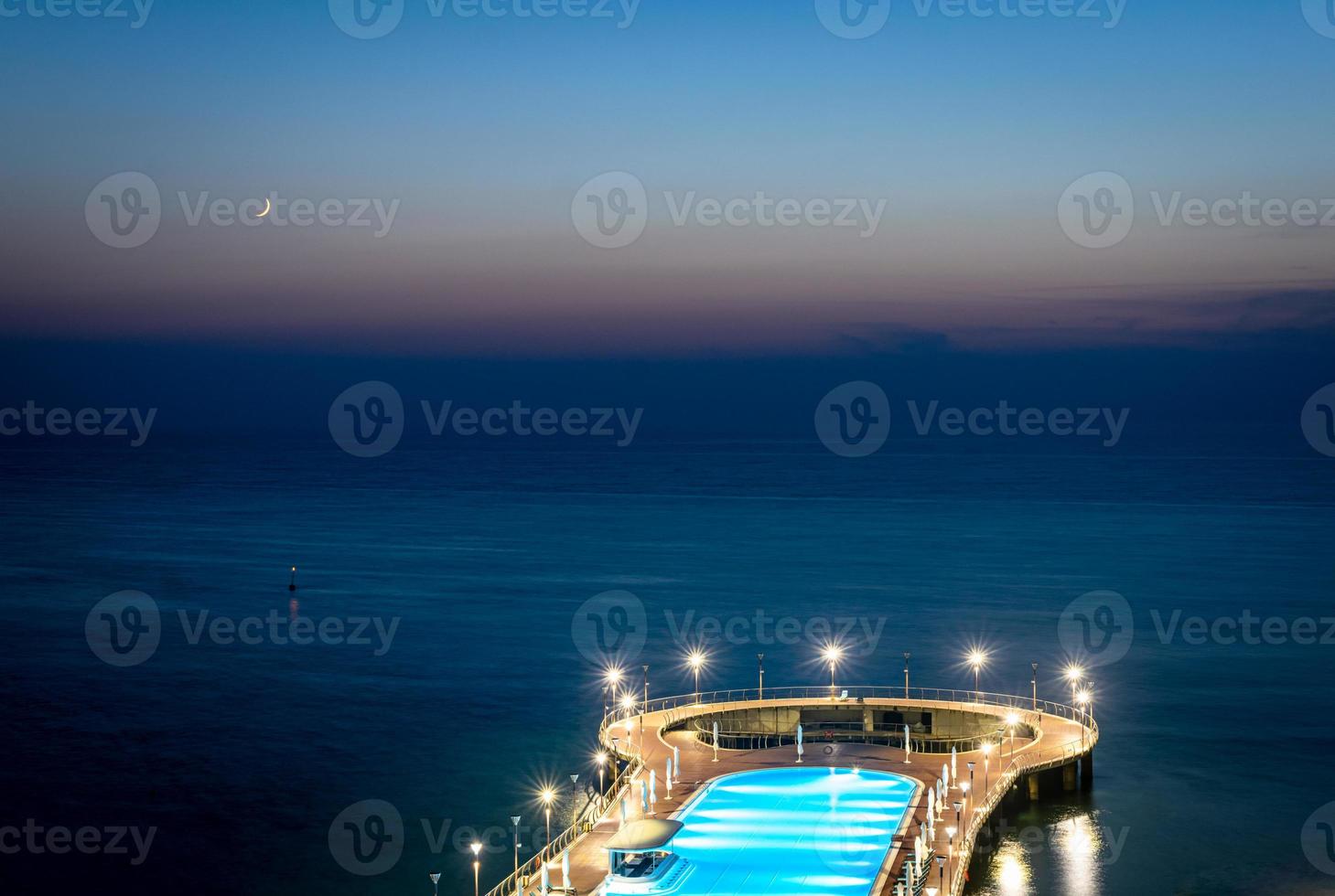 luxury hotel pool photo