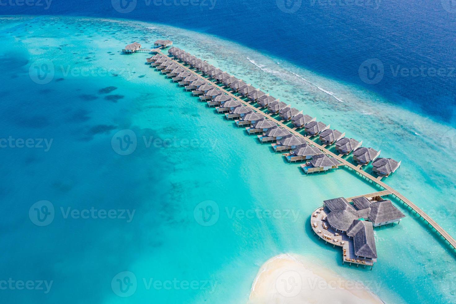 paisaje aéreo perfecto, resort u hotel tropical de lujo con villas de agua y hermosos paisajes de playa. Increíble vista de ojos de pájaro en Maldivas, paisaje marino vista aérea sobre Maldivas foto