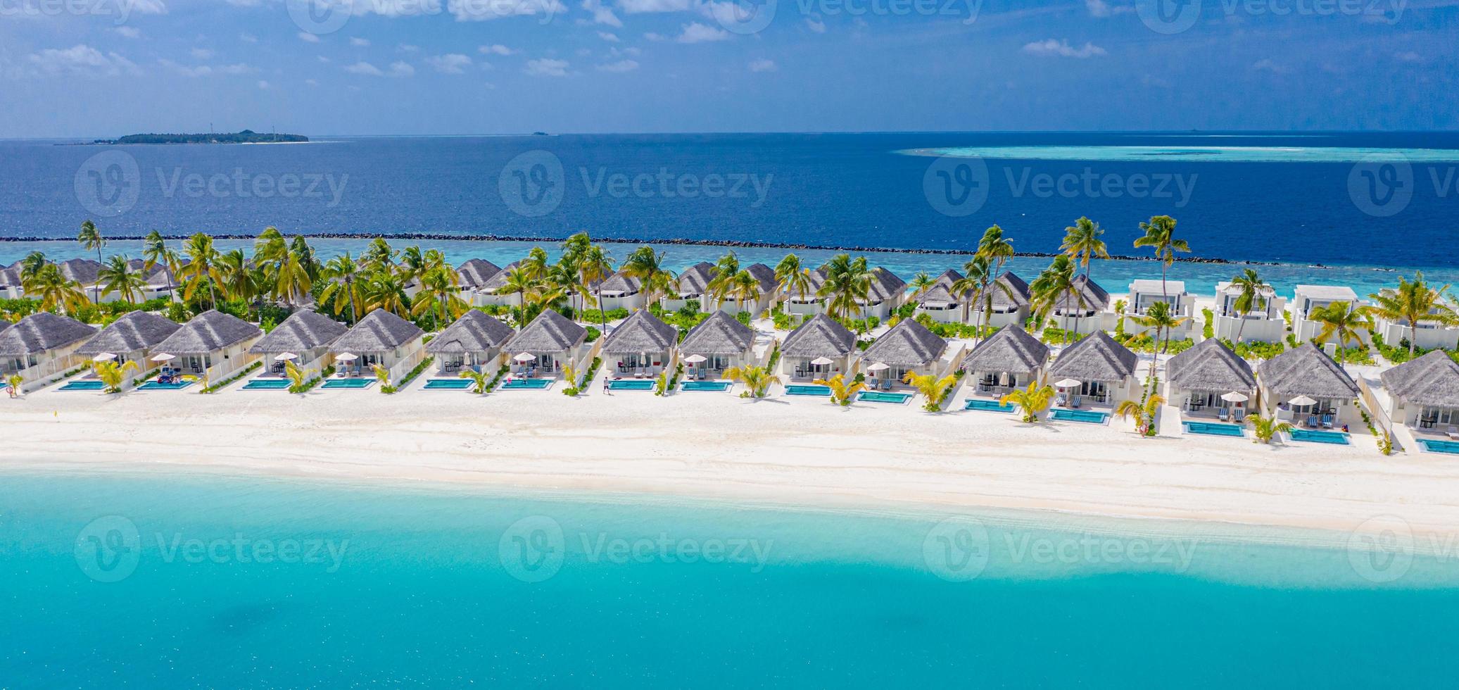 paisaje aéreo perfecto, resort u hotel tropical de lujo con villas de agua y hermosos paisajes de playa. Increíble vista de ojos de pájaro en Maldivas, paisaje marino vista aérea sobre Maldivas foto