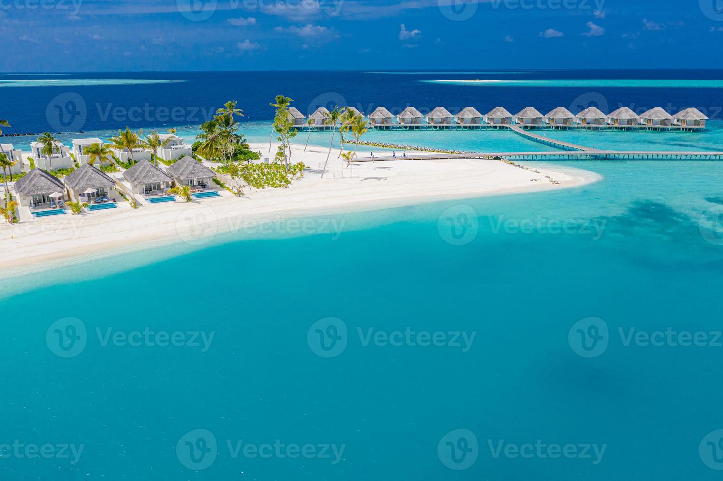 paisaje aéreo perfecto, resort u hotel tropical de lujo con villas de agua y hermosos paisajes de playa. Increíble vista de ojos de pájaro en Maldivas, paisaje marino vista aérea sobre Maldivas foto