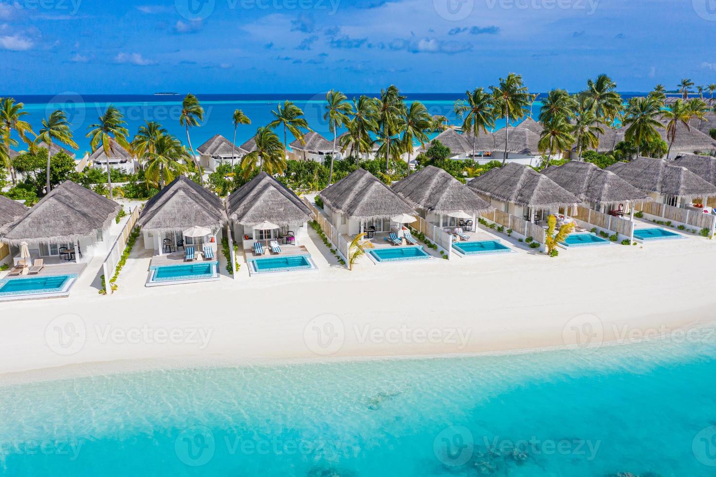 paisaje aéreo perfecto, resort u hotel tropical de lujo con villas de agua y hermosos paisajes de playa. Increíble vista de ojos de pájaro en Maldivas, paisaje marino vista aérea sobre Maldivas foto