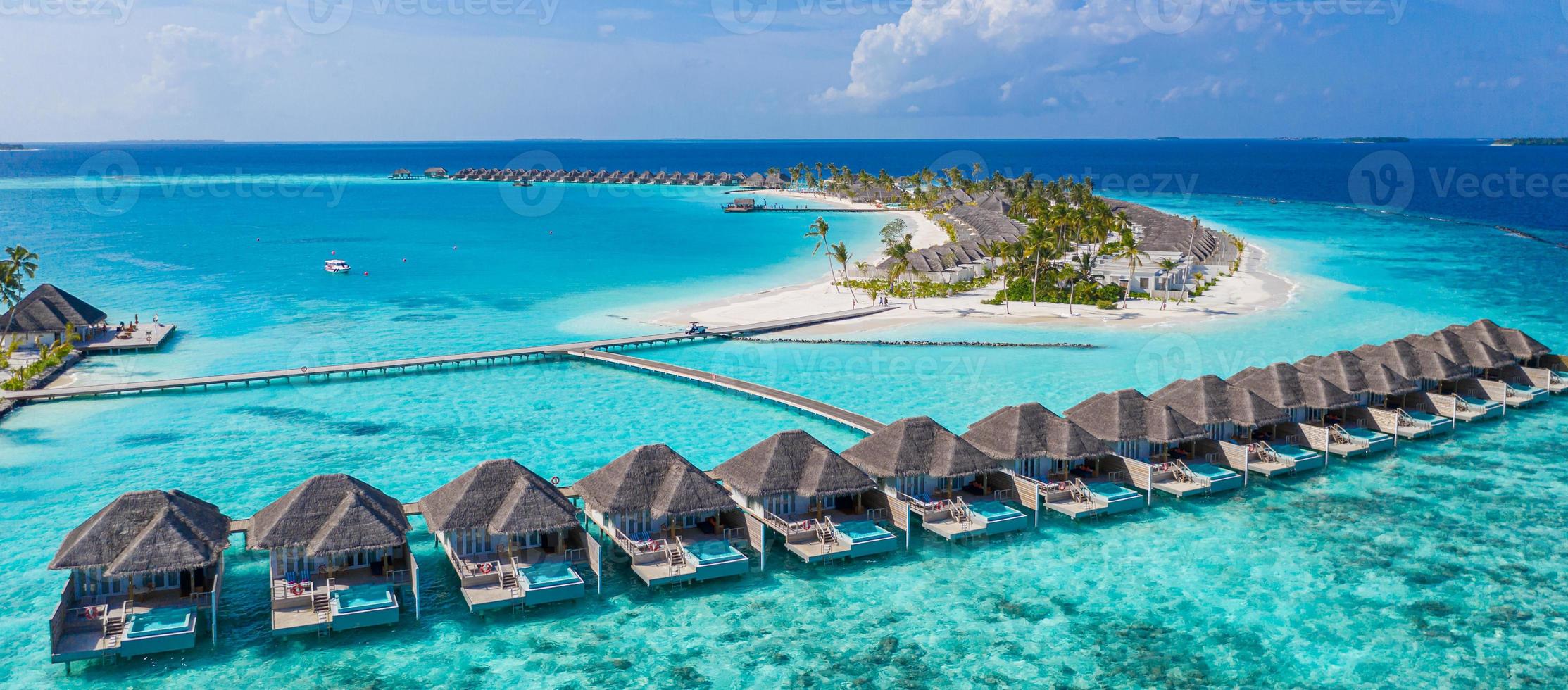 paisaje aéreo perfecto, resort u hotel tropical de lujo con villas de agua y hermosos paisajes de playa. Increíble vista de ojos de pájaro en Maldivas, paisaje marino vista aérea sobre Maldivas foto