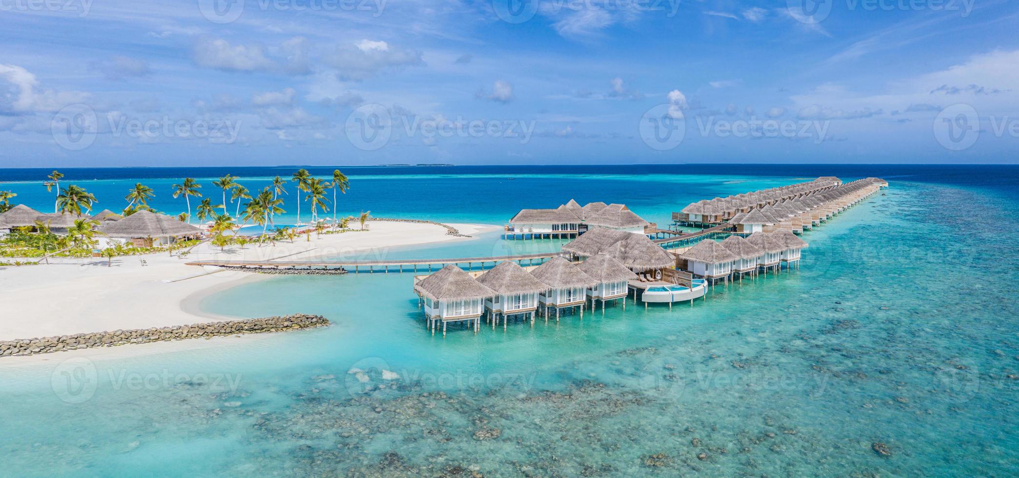 paisaje aéreo perfecto, resort u hotel tropical de lujo con villas de agua y hermosos paisajes de playa. Increíble vista de ojos de pájaro en Maldivas, paisaje marino vista aérea sobre Maldivas foto