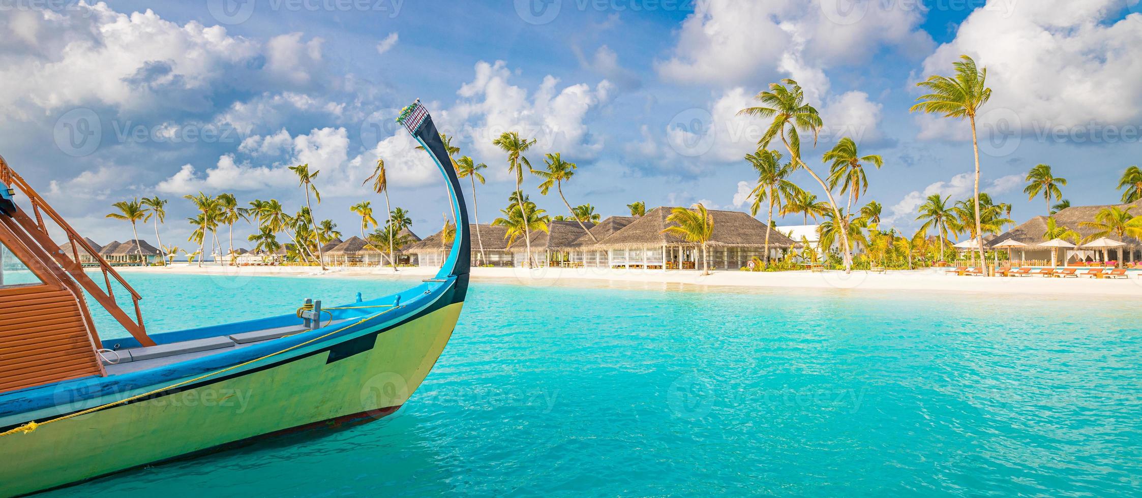 inspirador diseño de la playa de Maldivas. Maldivas barco tradicional dhoni y mar azul perfecto con laguna. hotel resort tropical de lujo con vista al paraíso. costa idílica, orilla de arena blanca, palmeras foto