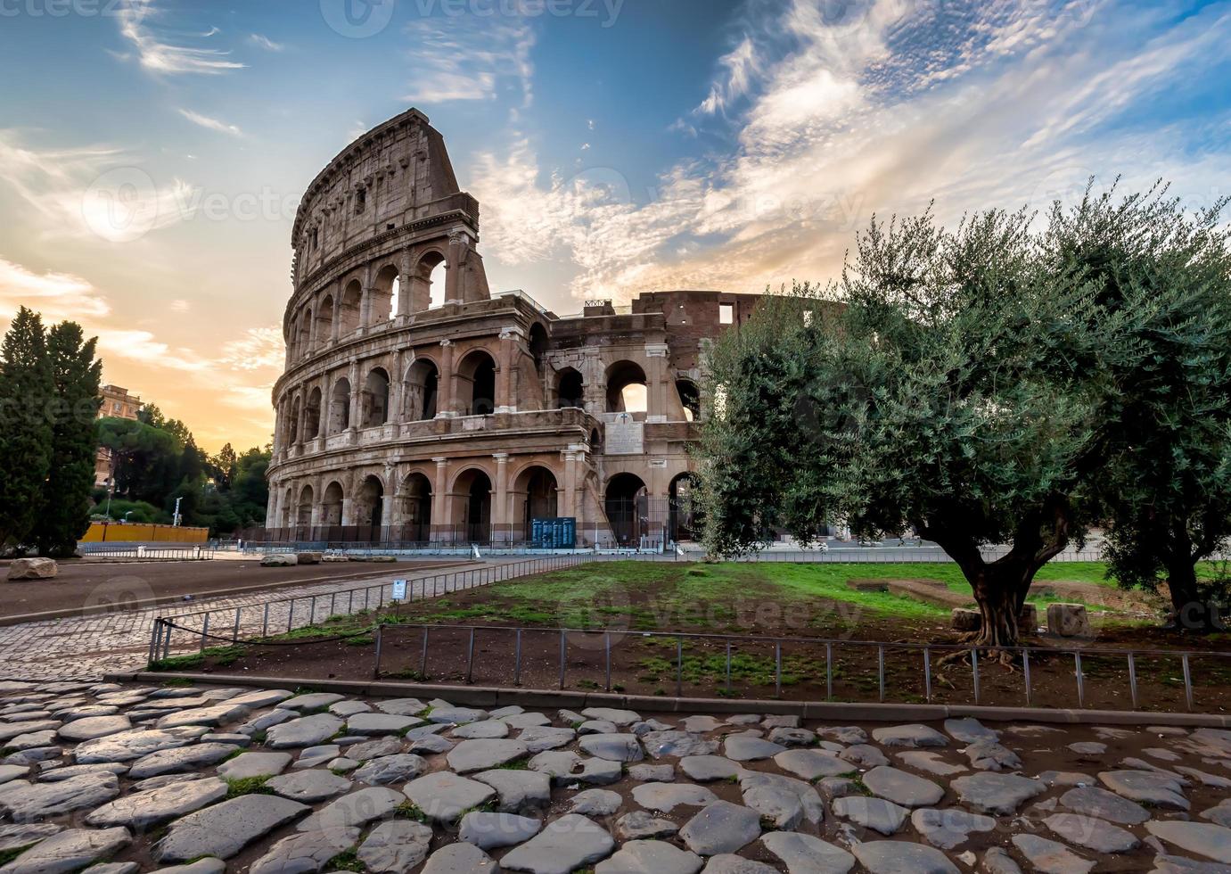 Coliseo en Roma, Italia. el turismo italiano más famoso en el cielo azul foto