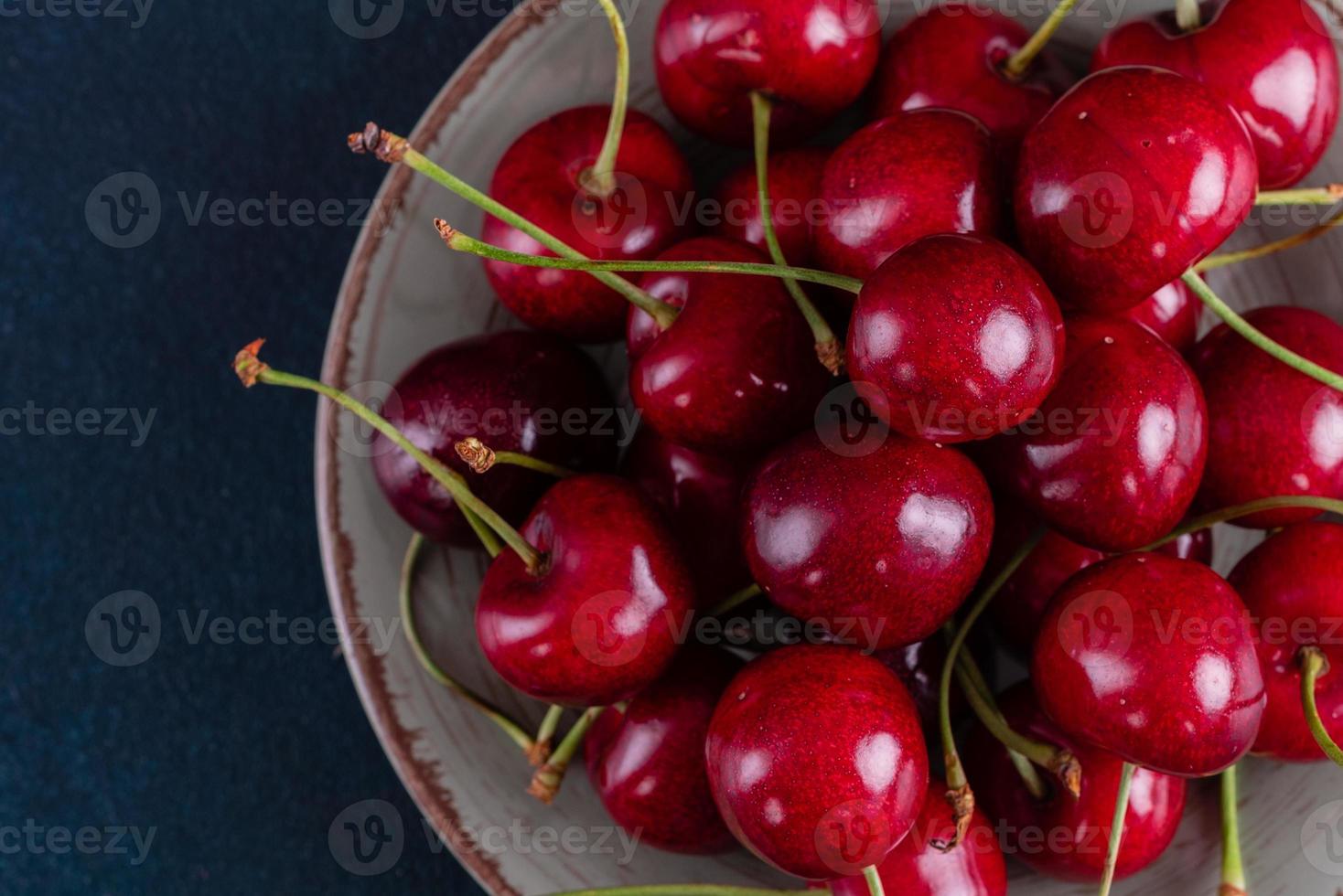 deliciosas cerezas frescas de cosecha fresca foto