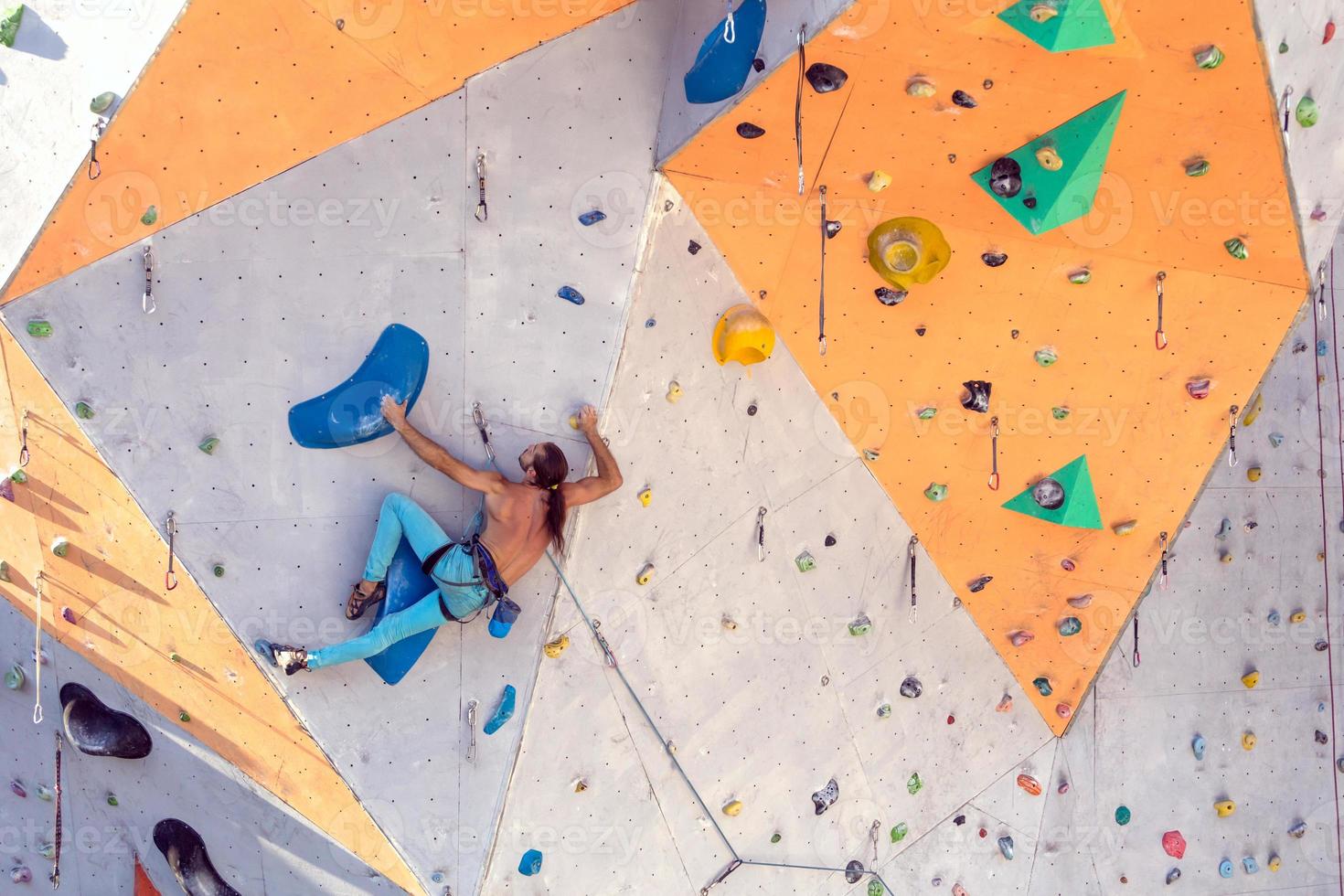 un hombre está escalando un muro de escalada foto