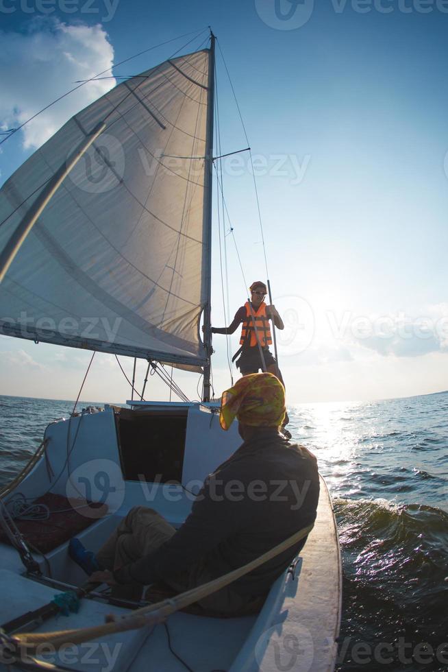 un hombre y una mujer viajan en un velero. foto