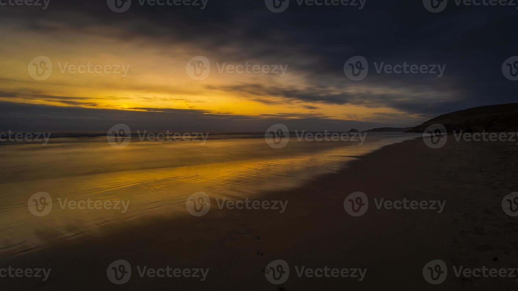 playa de perranporth cornwall puesta de sol foto