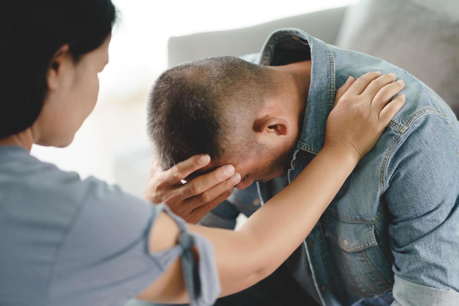 psicóloga, amiga o familia sentada y poner las manos en el hombro para animar al hombre depresivo mental, el psicólogo brinda ayuda mental al paciente. concepto de salud mental ptsd foto