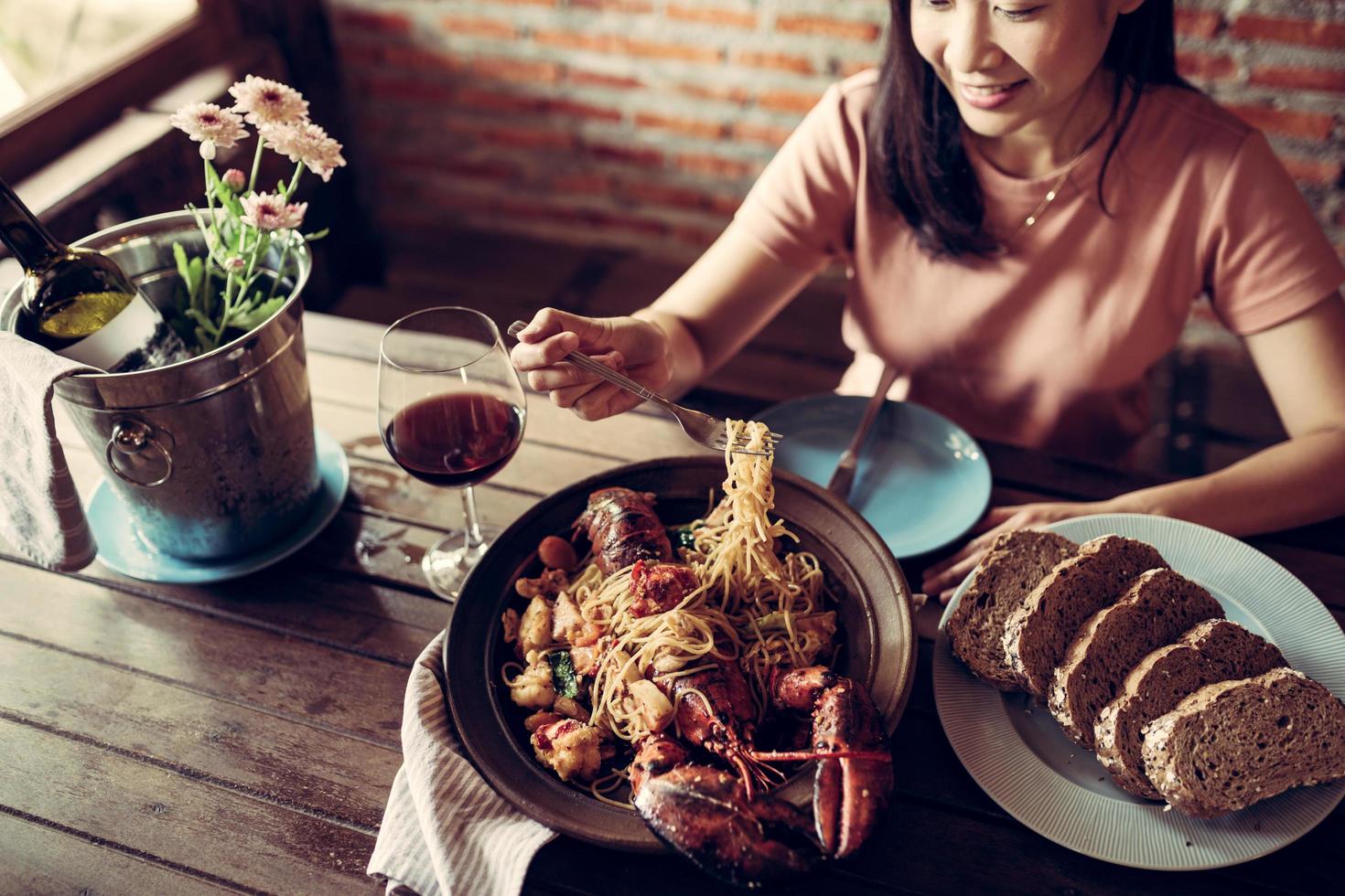 hermosas mujeres están comiendo langosta un flop sonriendo y feliz foto