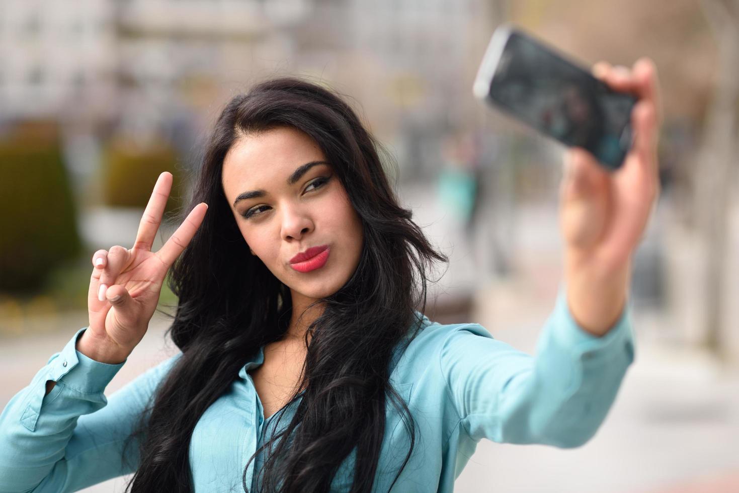 hermoso, mujer joven, selfie, en el parque foto