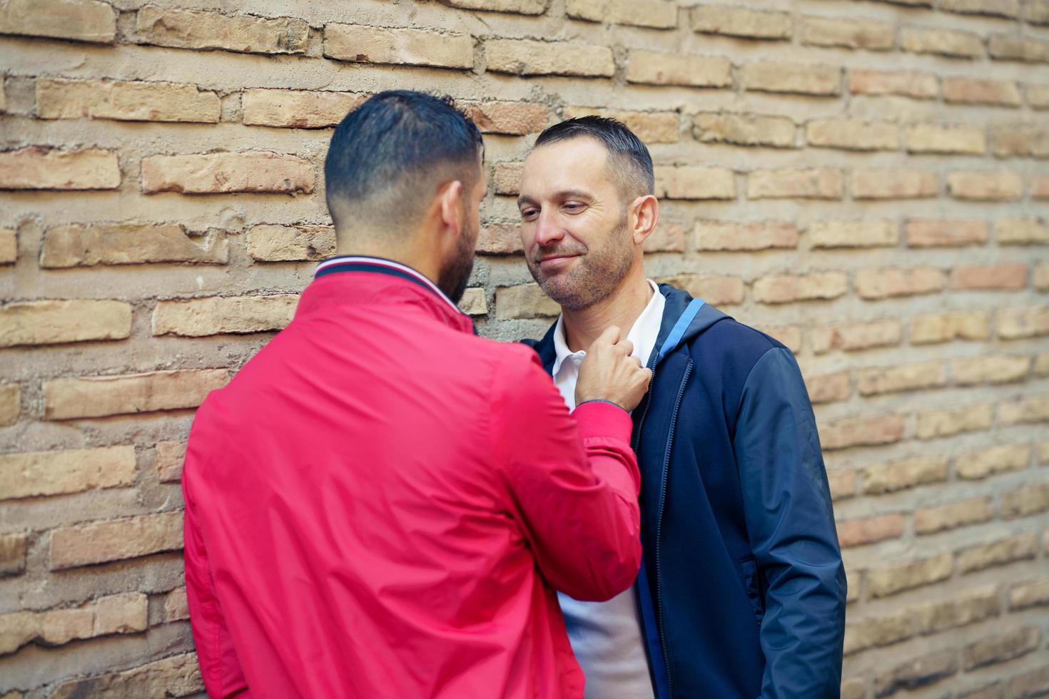 pareja gay en un momento romántico en la calle. foto