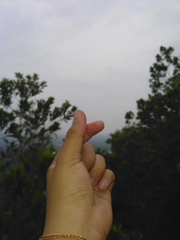 enfoque seleccionado, símbolo de amor coreano con el dedo. foto