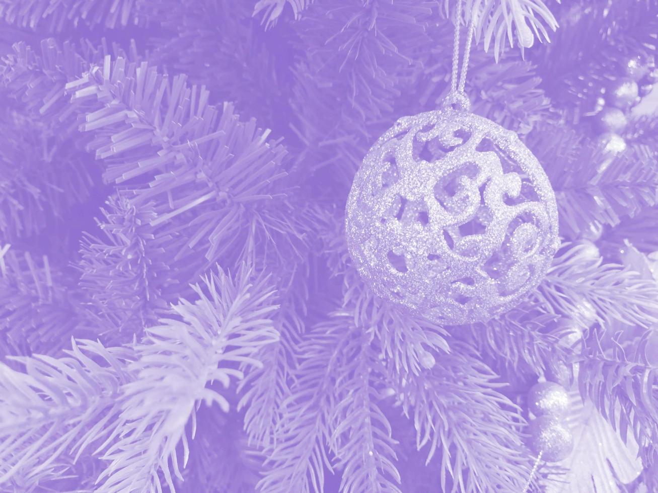 muy peri púrpura tarjeta de navidad árbol y juguete con purpurina foto