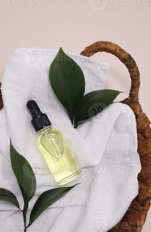 spa orgánico con cosmética natural de estilo minimalista. suero cosmético, aceite para el cuidado de la piel de la cara. foto